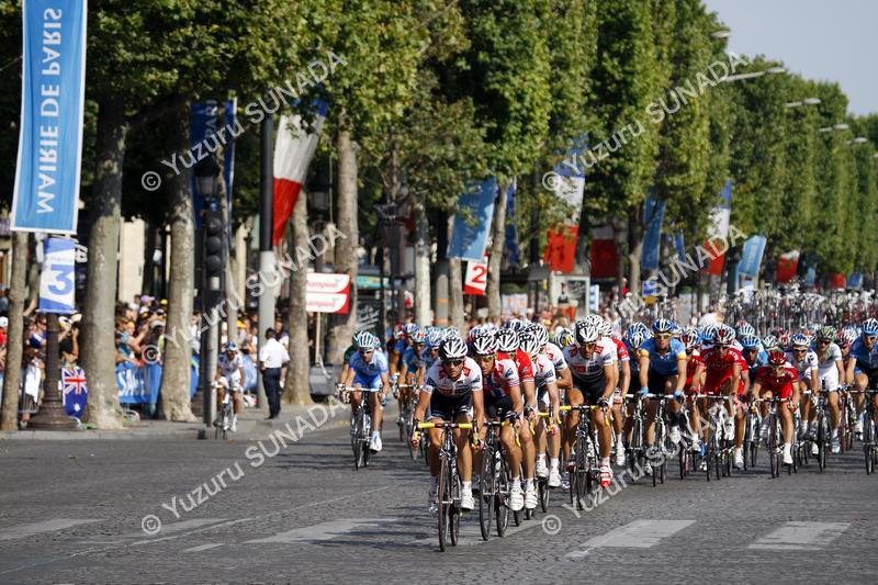 Peloton in Champs-Elysees001p.jpg
